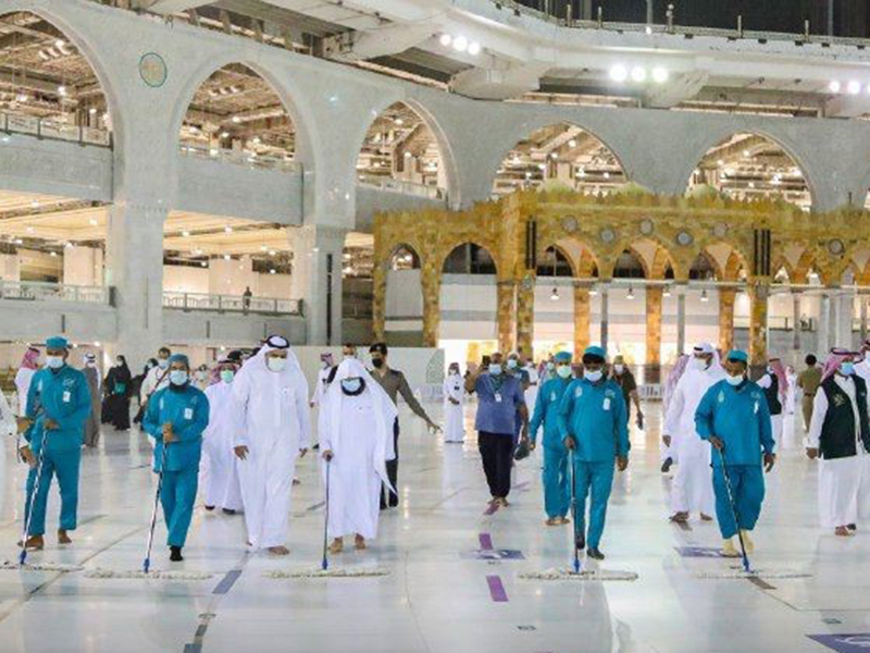 الرئيس العام لشؤون المسجد الحرام يشارك في تنظيف صحن المطاف في الحرم المكي
